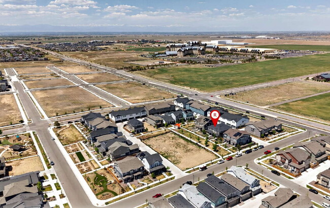 Building Photo - Beautiful 3 bed, 3 bath townhome in the lovely Painted Prairie Community!