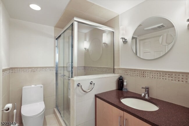 Building Photo - 24 Thackeray Dr