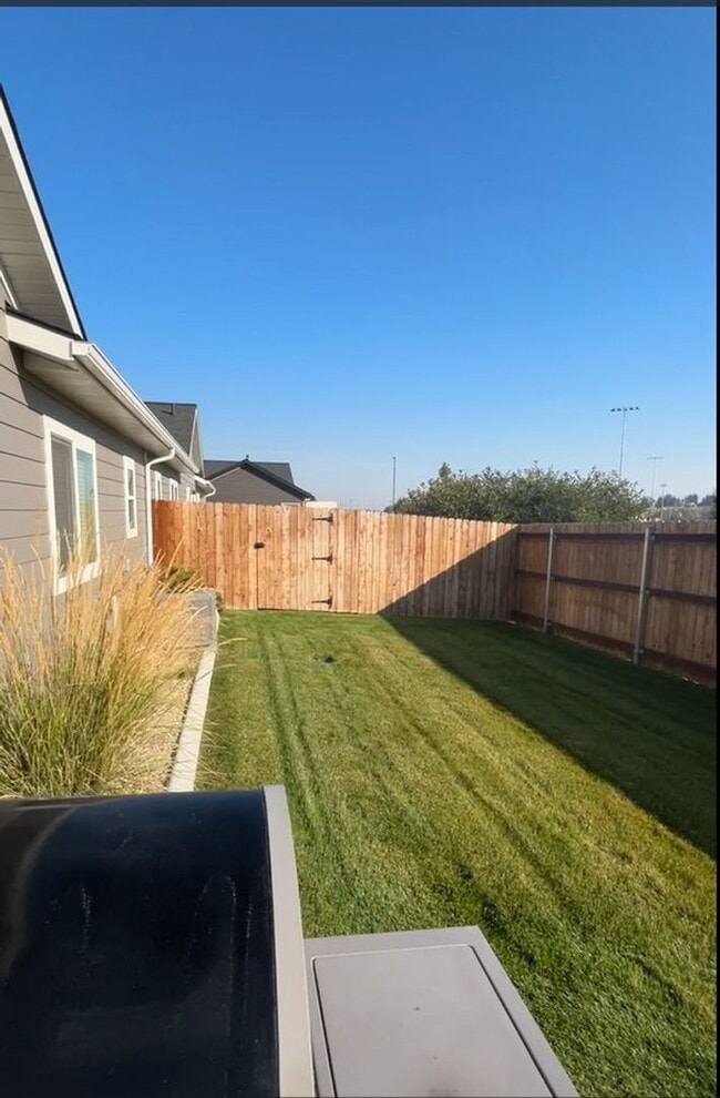 Building Photo - Beautifully 3 bed/2bath Hamilton home Furn...