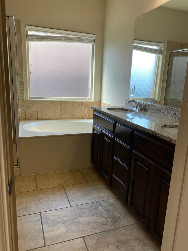 Building Photo - Beautiful Home with a Den