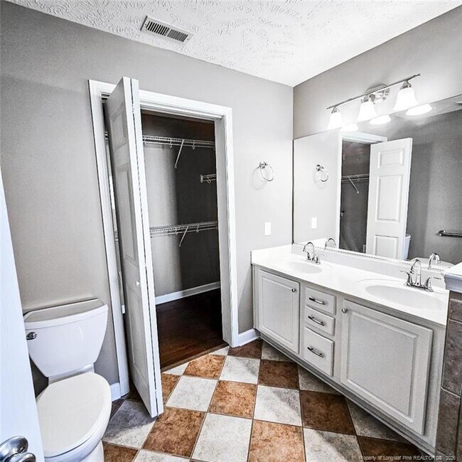 Building Photo - 1750 Renwick Dr