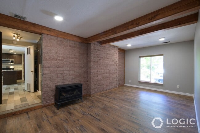 Building Photo - Stunning Single Family Home In Excellent L...