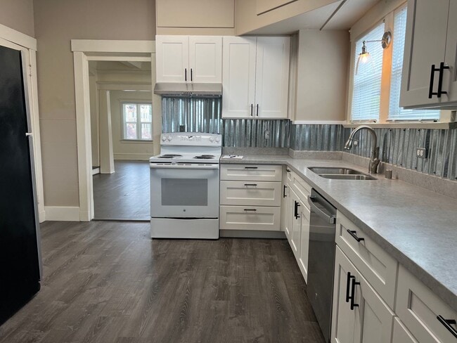 Building Photo - Great 8 Bedroom House Very Close to Univer...