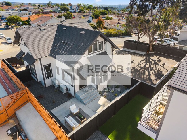 Building Photo - 832 Desty St