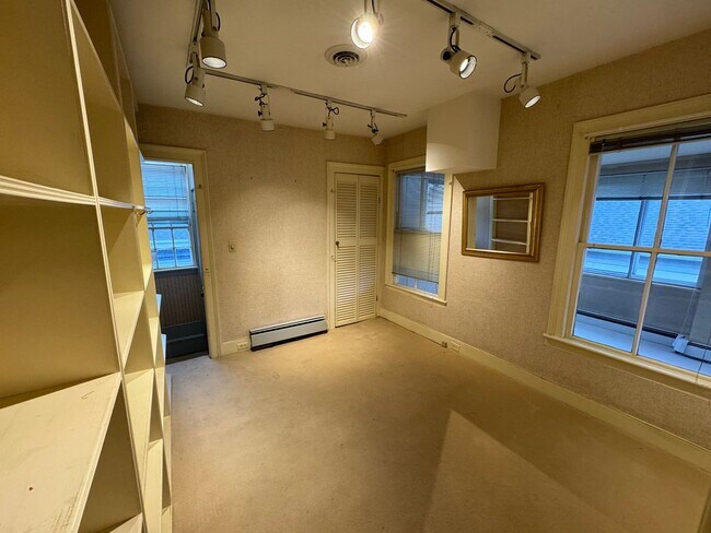 Building Photo - 219 N Main St