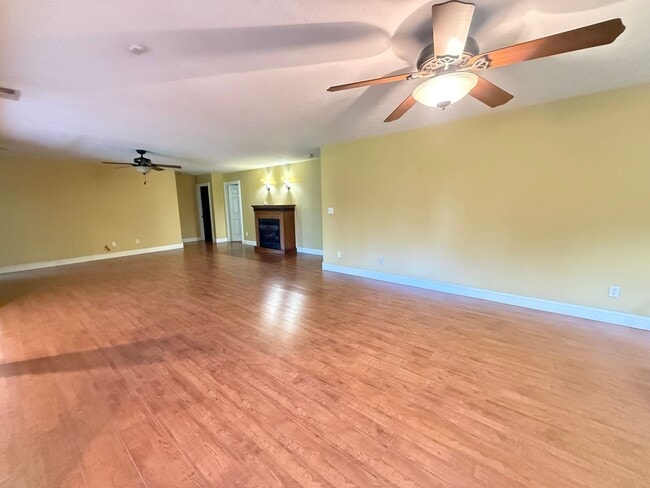 Building Photo - Spacious House in Draffenville