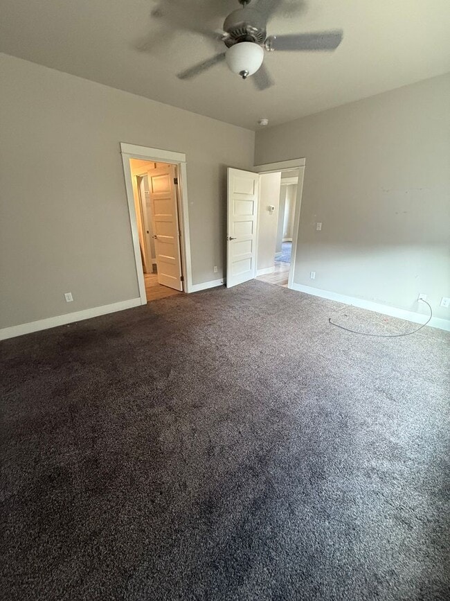 Building Photo - NE 3 Bdrm, 2 Bath, Gas Heat/Fireplace, Air...