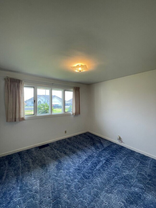 Building Photo - 302 N Crestview Dr