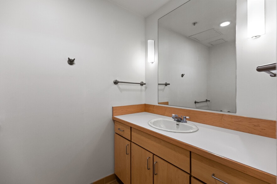 Main Bath - 15 Brown St