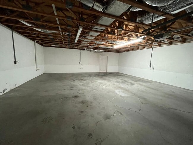 Building Photo - Beautiful 2 bedroom 2 bath duplex in East ...
