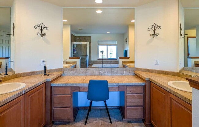 Building Photo - 5907 77th Dr NE