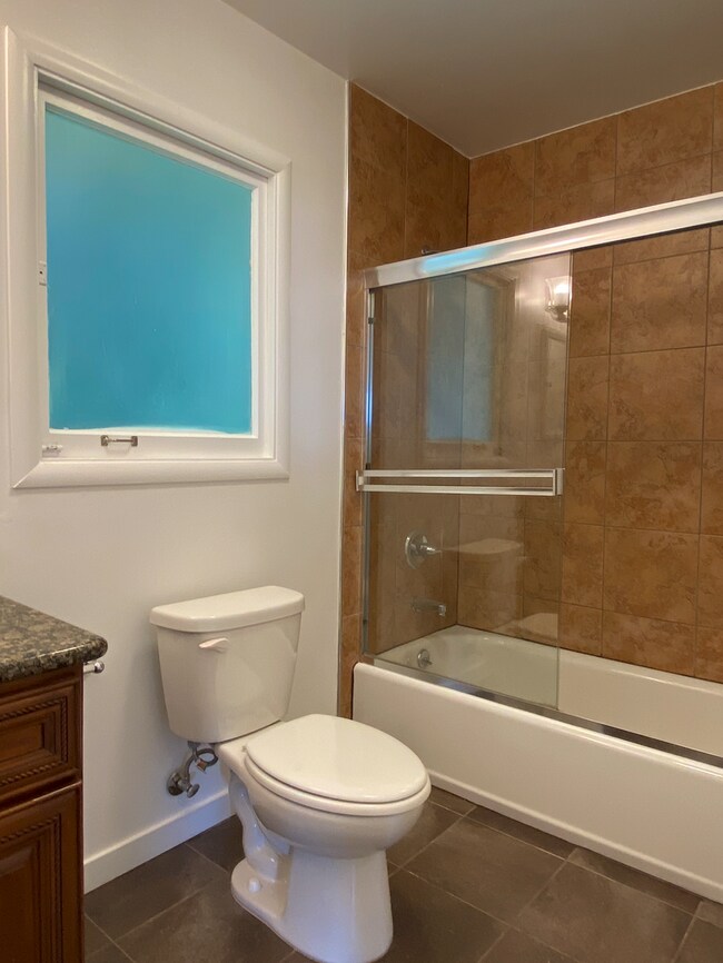 Building Photo - 1BR/1BA Charmer! BAY VIEWS and Parking! Laundry On-Site! Balcony! PROGRESSIVE