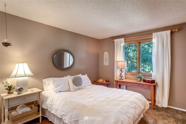 Building Photo - 3 bedroom 2.5 bathroom single family house...