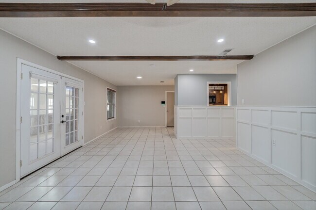 Building Photo - Spacious 3 bed 2 bath with Large Bonus Room!!