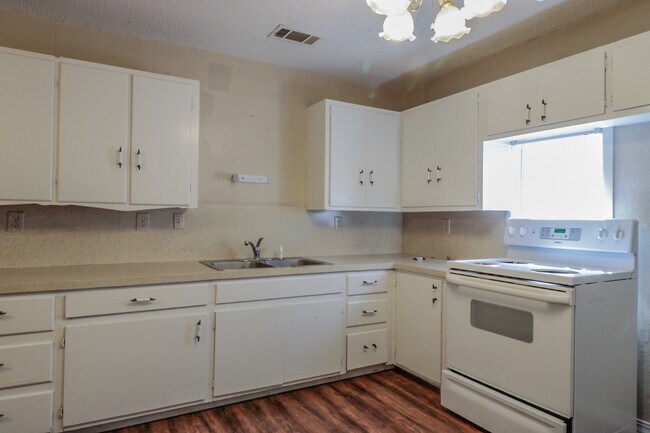 Building Photo - 2305 27th St