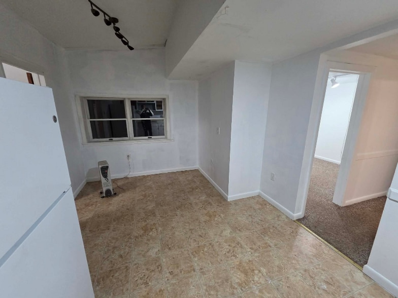 Building Photo - 304 US-2