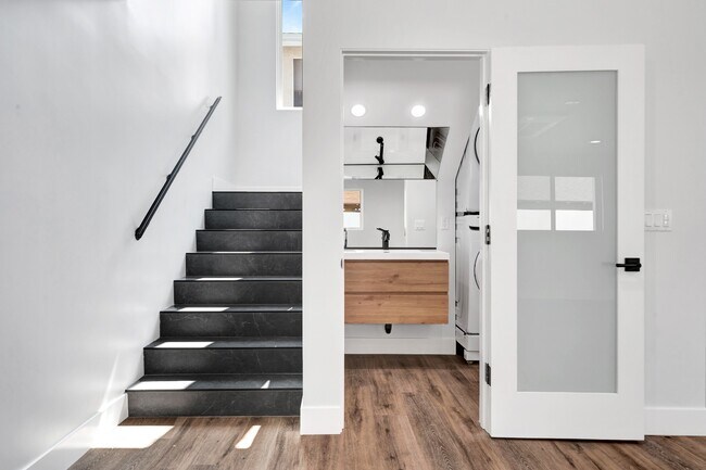 Building Photo - Spacious 3BR NoHo Home w/ Luxury European Finishes