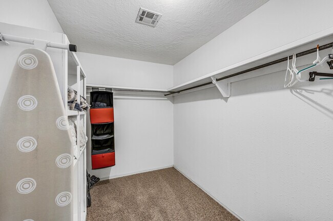 Building Photo - 706 NW Micklegate Blvd