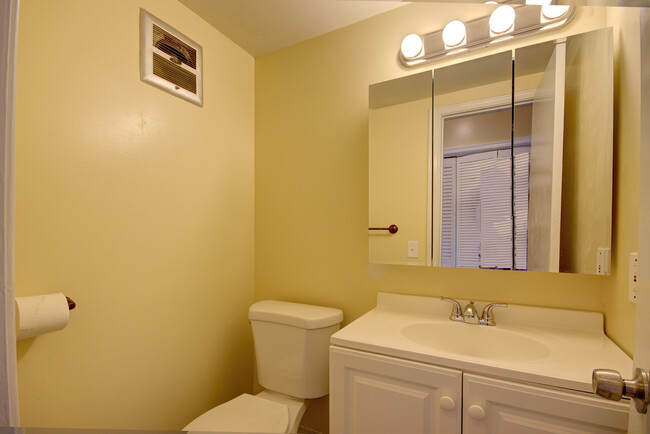 1/2 bath - 206 Easthampton I