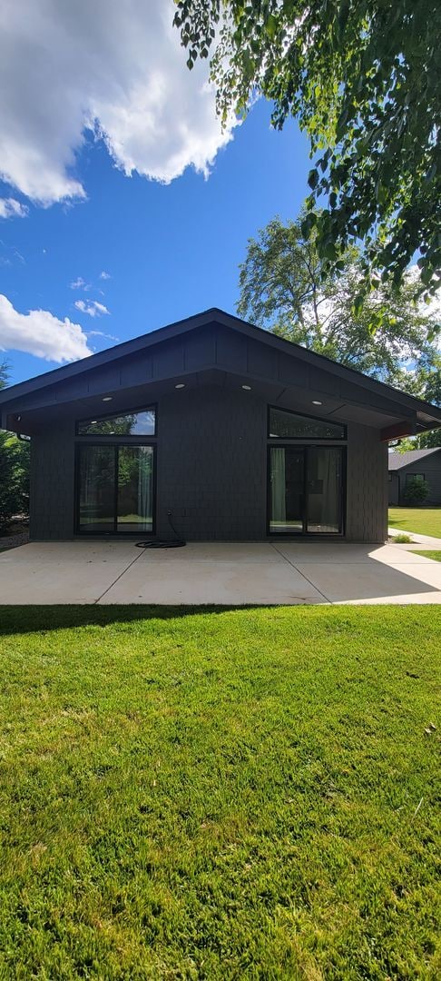 Building Photo - 720 SW Tera Dr