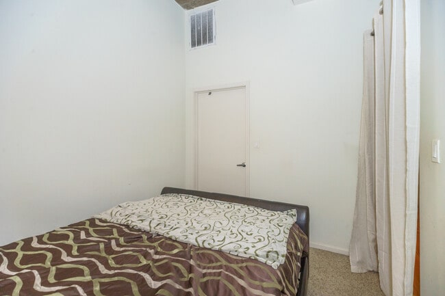 Building Photo - 1000 W 15th St