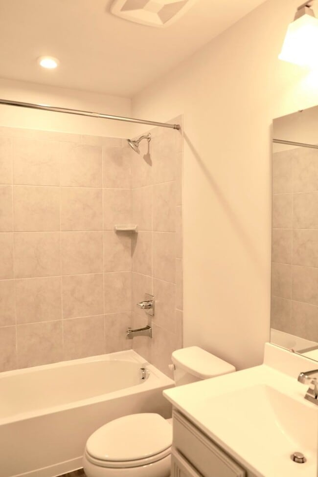 Building Photo - Middletown single family home - 4 bedrooms...