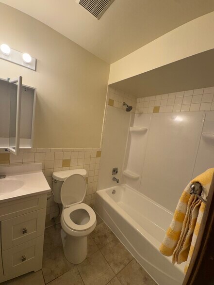 Full Bath - 1922 N 18th Ave