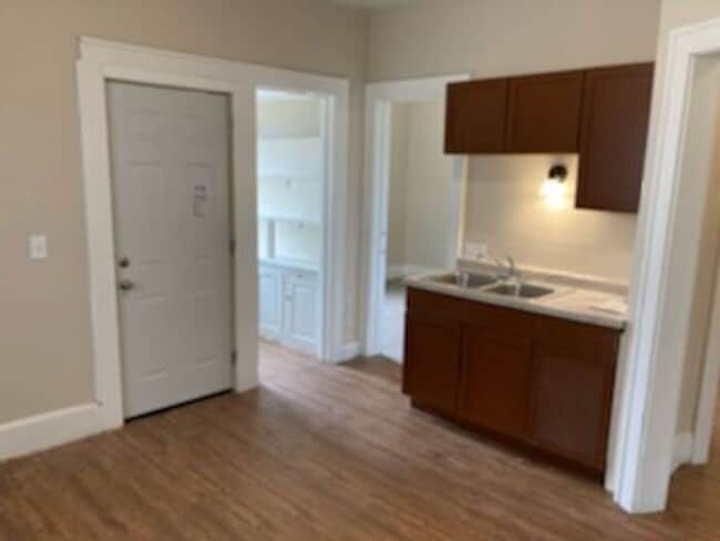 Building Photo - Recently Updated 2 Bedroom Upper Duplex wi...