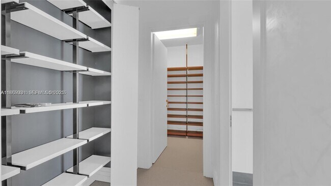 Building Photo - 200 Biscayne Blvd Way