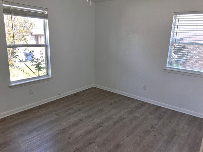 Building Photo - 418 Cottonwood Dr