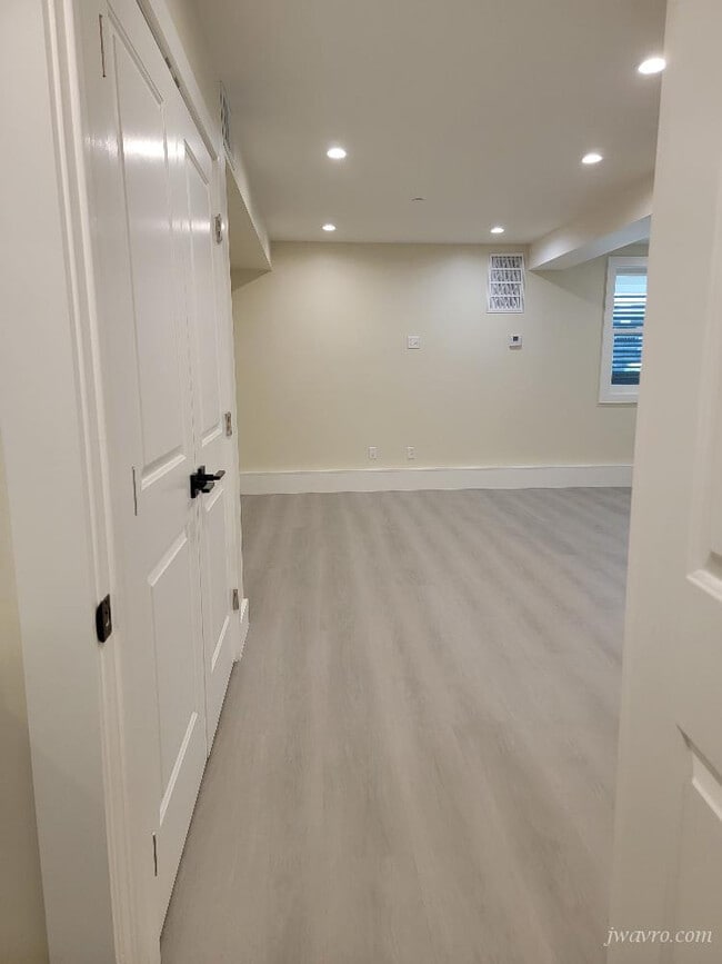 Building Photo - 164 Tiffany Ave