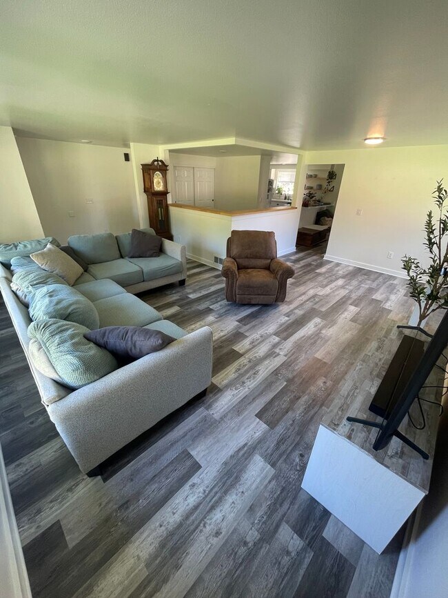Building Photo - Charming 4-Bedroom with Open Floor Plan & ...