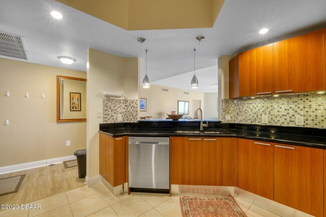 Building Photo - 1241 Riverside Dr