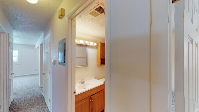 Building Photo - 3 Bedrooms with In-Unit Laundry - Available Now