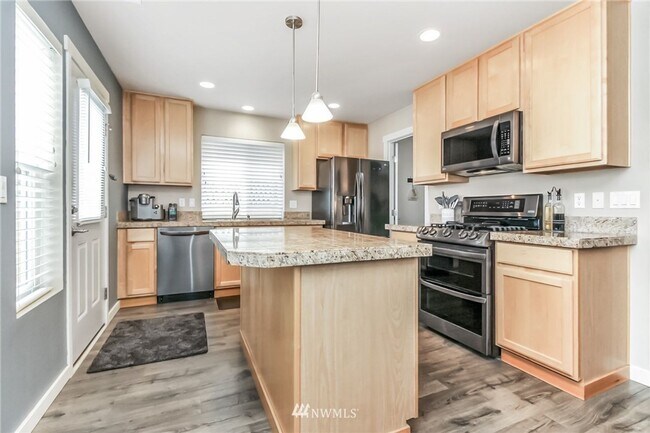 Building Photo - Beautiful Snoqualmie home available for mo...