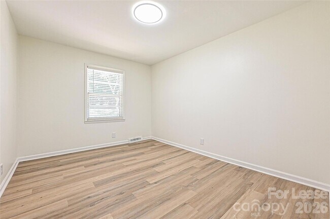 Building Photo - 5121 Farm Pond Ln