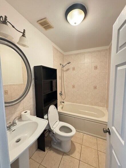 Building Photo - 15 Wales Ave