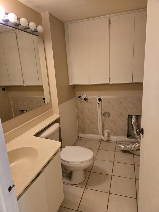 Building Photo - 505 Live Oak Ln