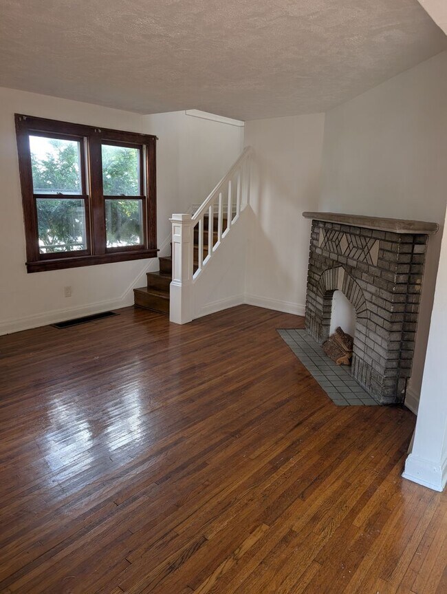 Building Photo - A charming 3-bedroom, 1-bathroom in Maple Heights
