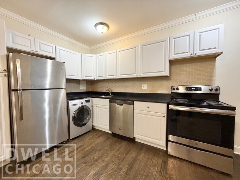 Building Photo - 3333 N Marshfield Ave