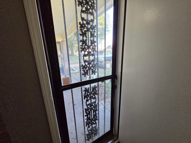 Building Photo - 3443 Rosamond Ave