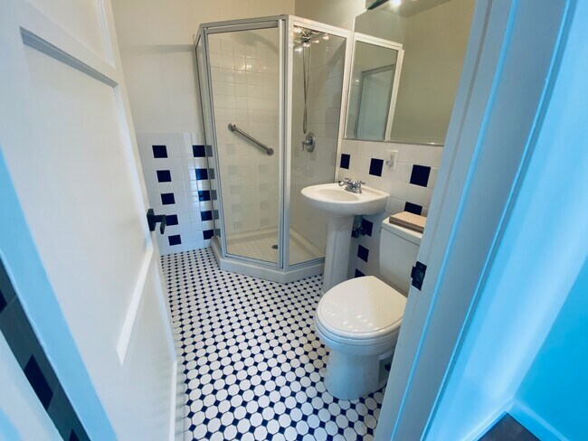 Building Photo - 6004 Lindley Ave