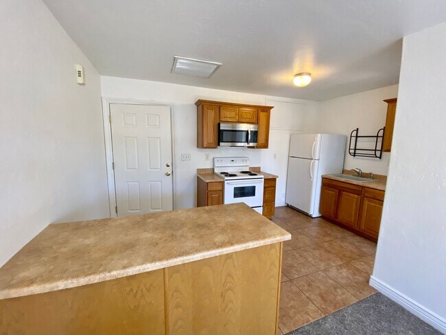 Building Photo - 1402 E Scarlet Dr