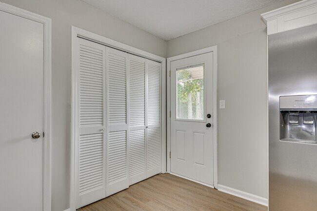 Building Photo - 208 Foxdale Dr