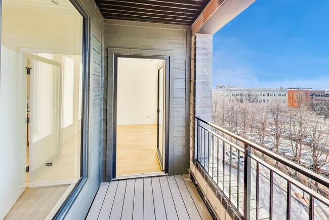 Building Photo - 1950 W Lawrence Ave