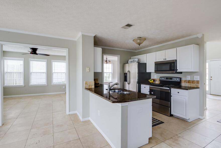 Building Photo - 13005 Crabapple Lake Dr
