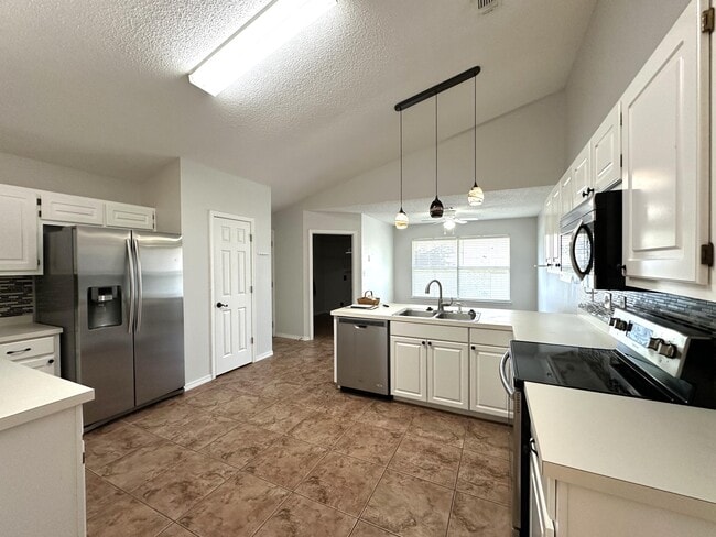 Building Photo - 147 Steeplechase Dr