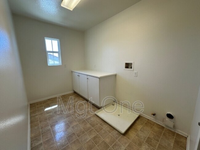 Building Photo - 1242 English Oak Way