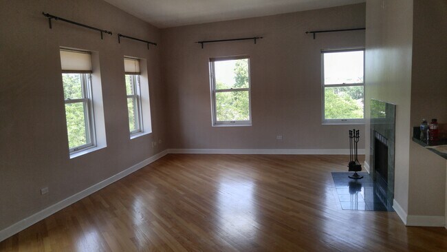 Building Photo - 156 N Oak Park Ave