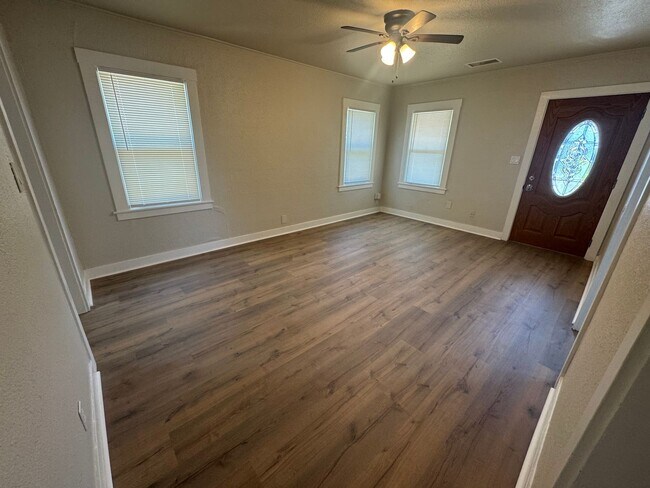 Building Photo - 2 bedroom | 1 bathroom | Single family in ...